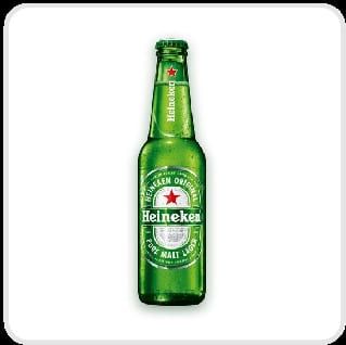 Garrafa long neck de cerveja, de vidro verde, sobre fundo branco