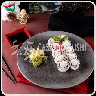 Enroladinhos finos em prato cinza redondo, com gengibre, wasabi e hashi ao lado