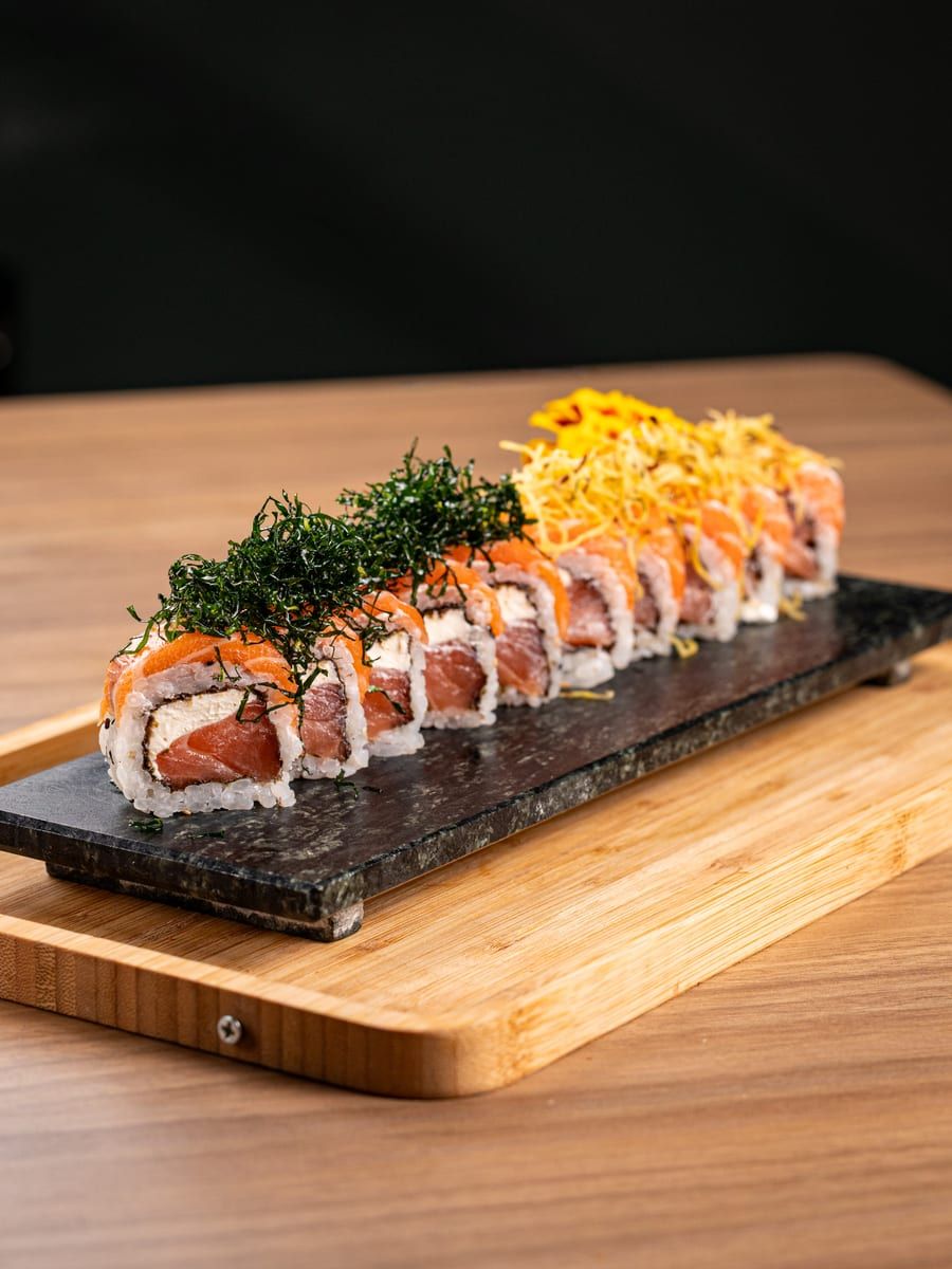 Uramaki especial coberto por crispy de couve de um lado e crispy de batata-doce do outro
