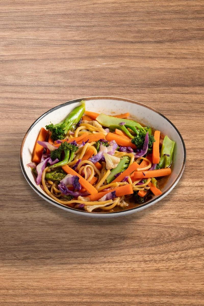 Yakissoba de legumes com cenoura, repolho roxo e brócolis, em bowl de metal